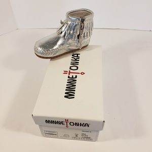 Minnetonka Silver Toddler Girl Moccasins NWT. 4.